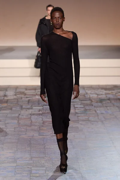 Look 16